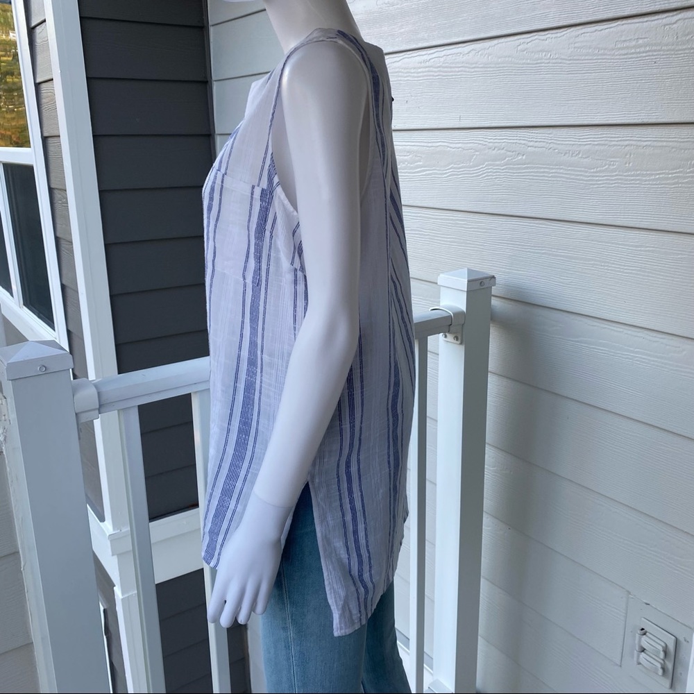 OLIVE + OAK Striped Sleeveless Blouse - Picture 3 of 11